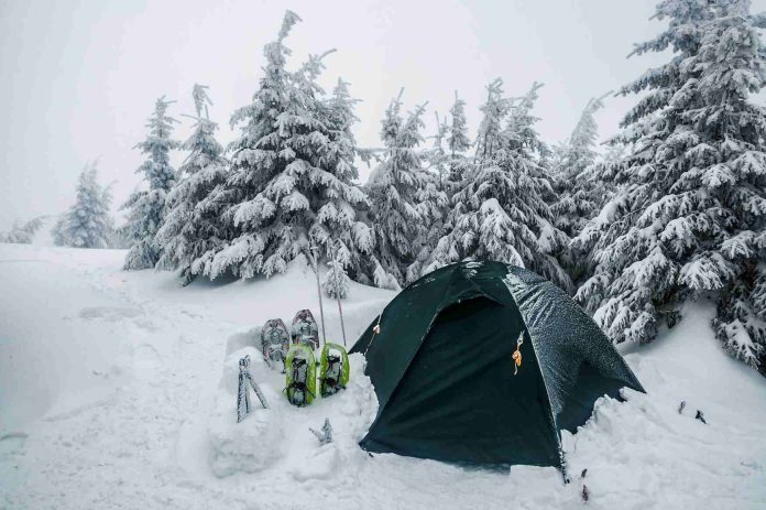 Kış Kampı: Soğuk Hava Ekipmanları ve Güvenlik Stratejileri